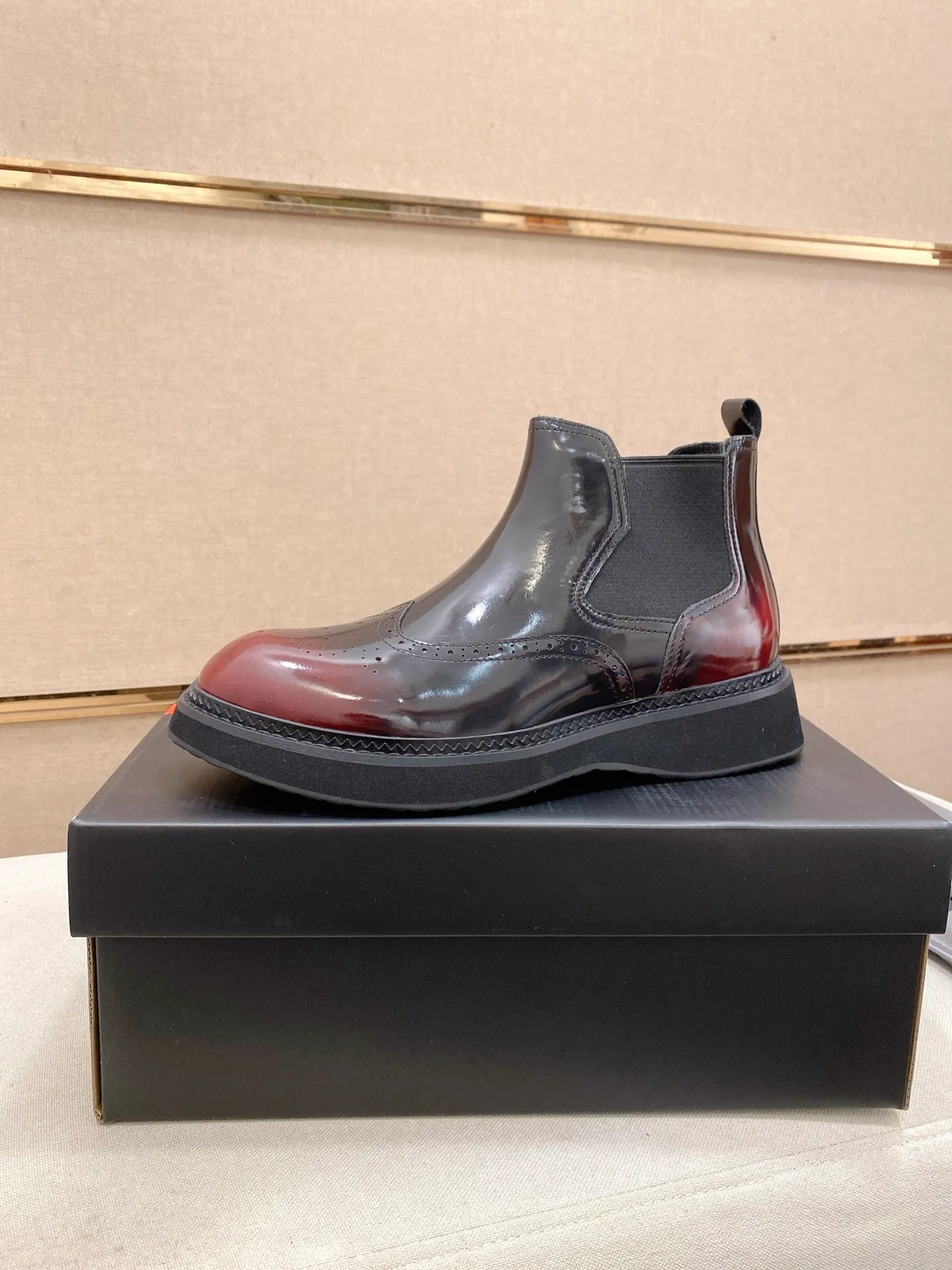 Factory price 760💰 Leather lining optional! 🍁🍁High-quality new PRADA counters are launched at the same time. The new men's shoes and 😘fabric are selected from imported lacquered first-layer cowhide and imported cowhide lining. 👍🏿 High-end ☄️ air-cushion molded anti-slip rubber outsole, exquisite lines, simple and elegant, comfortable and high-end for leisure travel. Code number: 38 to 45